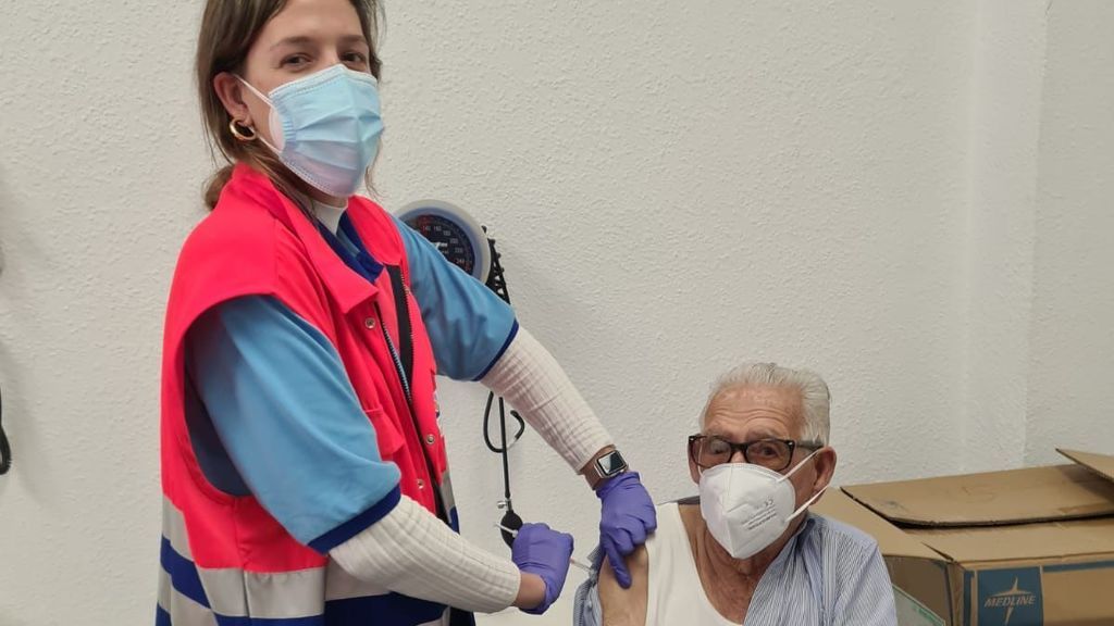 La emoción de una enfermera que vacuna a su propio abuelo La emoción de una enfermera que vacuna a su propio abuelo