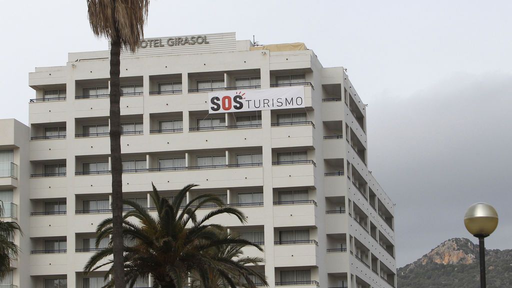 Un cartel colgado de un hotel donde se puede leer "SOS Turismo" Un cartel colgado de un hotel donde se puede leer "SOS Turismo"