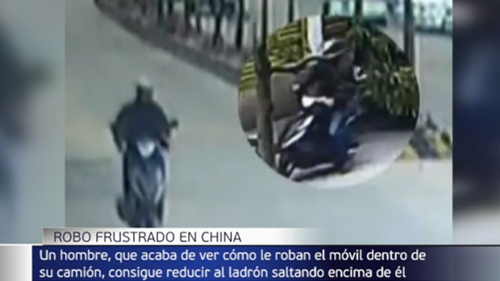 Robo fallido en China: consigue detener a un hombre que le quitó el móvil saltando sobre su moto en marcha