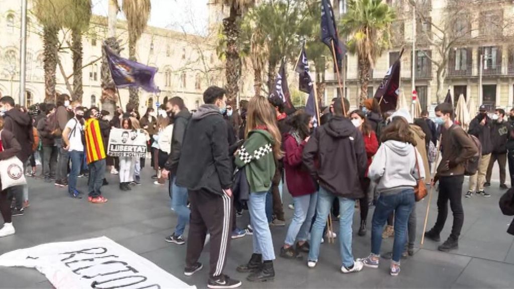 En directo: estudiantes se manifiestan en Barcelona contra la detención de Hasél En directo: estudiantes se manifiestan en Barcelona contra la detención de Hasél