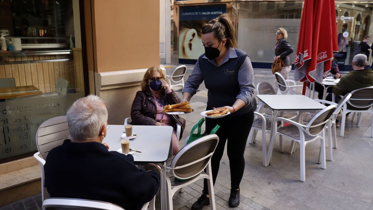 Reapertura de cafetería tras las restricciones por covid en Málaga Reapertura de cafetería tras las restricciones por covid en Málaga