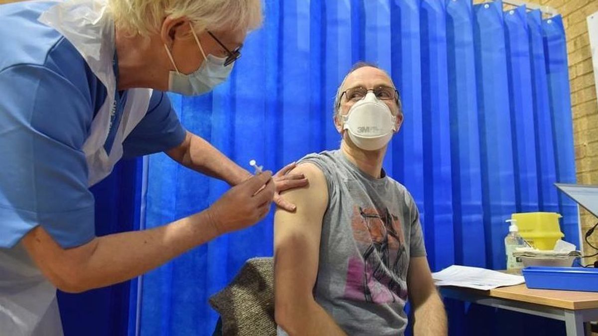 Dos jóvenes se disfrazan de abuelas para conseguir la vacuna del coronavirus