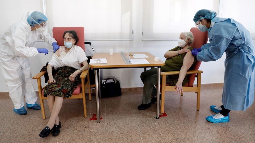 La vacunación echa al virus de las residencias españolas: los brotes de covid caen un 75% en un mes La vacunación echa al virus de las residencias españolas: los brotes de covid caen un 75% en un mes