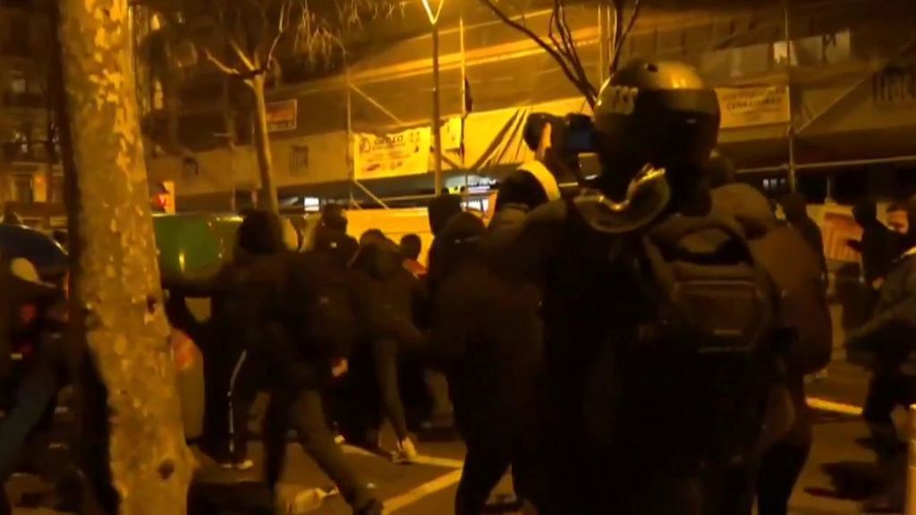 Tercera noche de disturbios en Barcelona: ataques a varios medios de comunicación