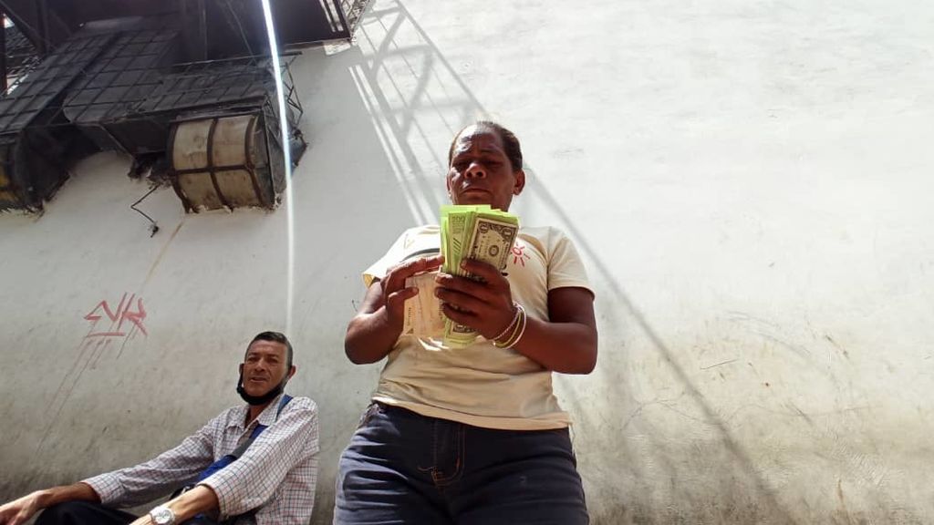 El nuevo negocio en la calles de Venezuela: vender billetes de 1$ y comprar billetes rotos
