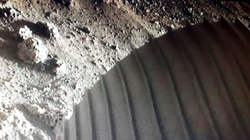 Fotografía de la rueda del rover Perseverance en Marte