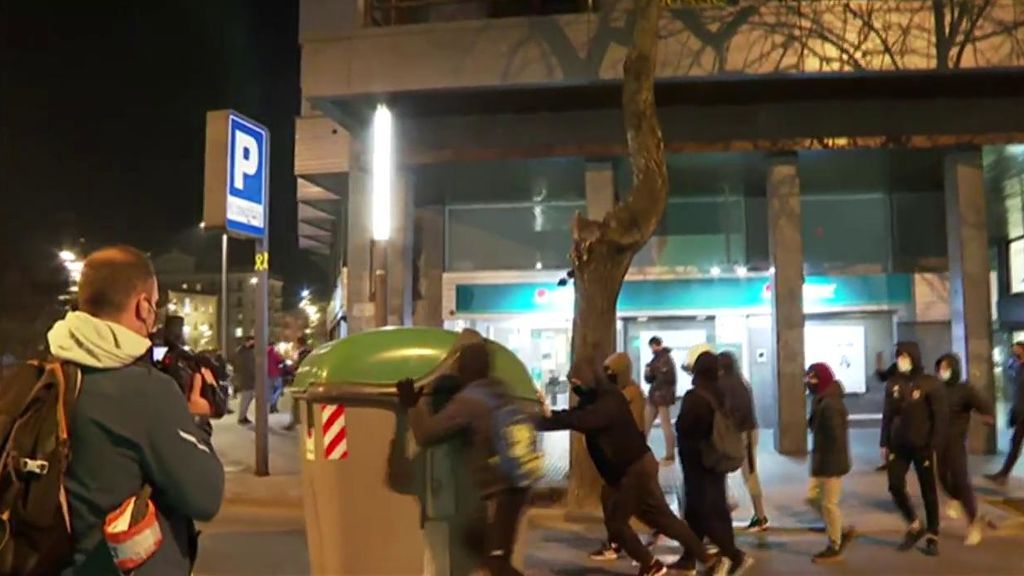 Comercios saqueados y bancos dañados en una noche con 4 detenidos en Cataluña