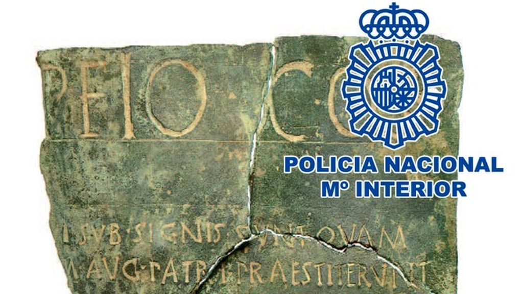 La Policía Nacional recupera del expolio la tabla que reguló las pensiones de la antigua Roma La Policía Nacional recupera del expolio la tabla que reguló las pensiones de la antigua Roma