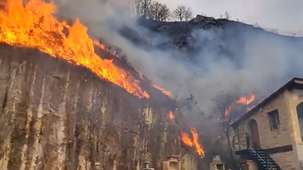 Desalojadas viviendas y caseríos por un incendio en Bera (Navarra) de gran extensión Desalojadas viviendas y caseríos por un incendio en Bera (Navarra) de gran extensión