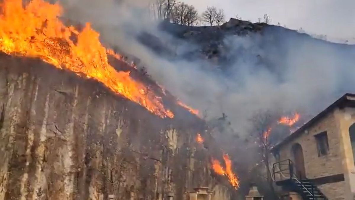 Incendio descontrolado en Bera, Navarra: los bomberos han tenido que desalojar algunas viviendas
