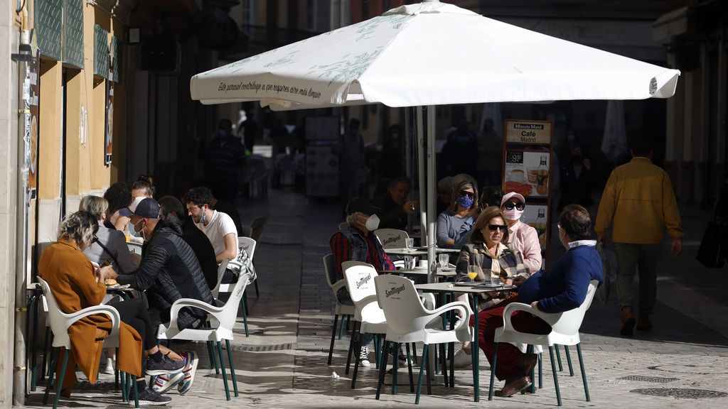 Las comunidades relajan las restricciones ante el descenso de contagios Las comunidades relajan las restricciones ante el descenso de contagios