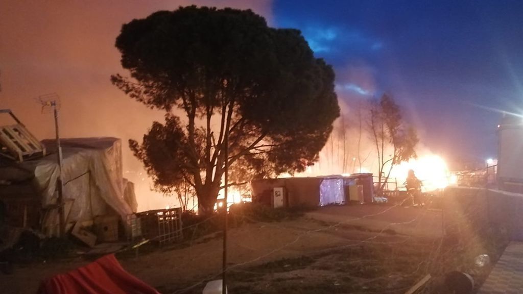 Cruz Roja atiende a 220 personas tras el incendio de chabolas en Palos de la Frontera Cruz Roja atiende a 220 personas tras el incendio de chabolas en Palos de la Frontera