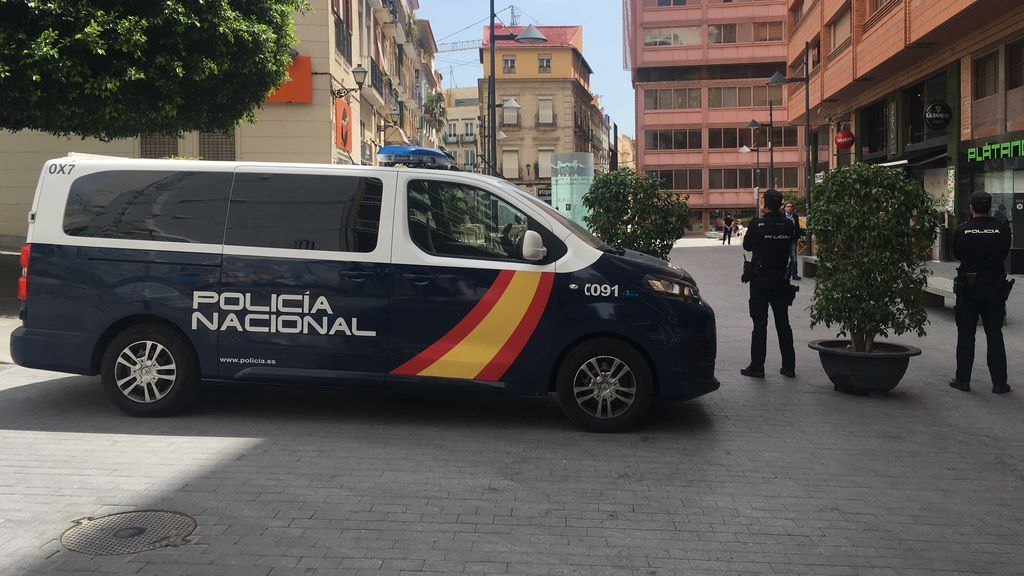 Un cajero de un supermercado estafa 5.000 euros a una anciana tras fotografiar su tarjeta de crédito Un cajero de un supermercado estafa 5.000 euros a una anciana tras fotografiar su tarjeta de crédito