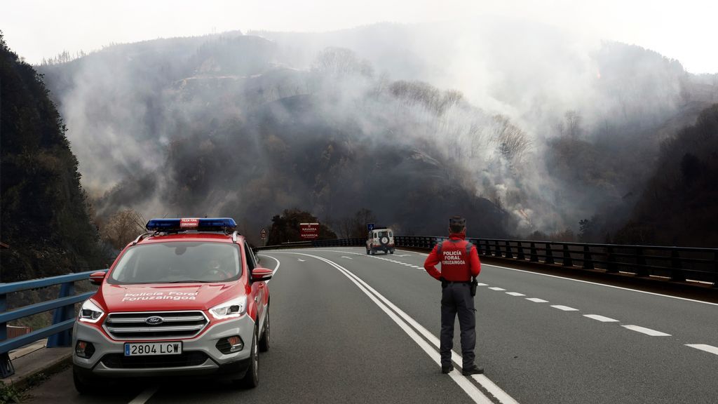 El incendio que afecta a Bera y Lesaka (Navarra) habría quemado ya unas 1.600 hectáreas