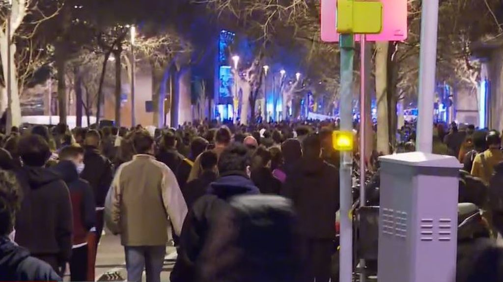 Un grupo de manifestantes de Barcelona tiran objetos ante los Mossos y la Jefatura de Policía