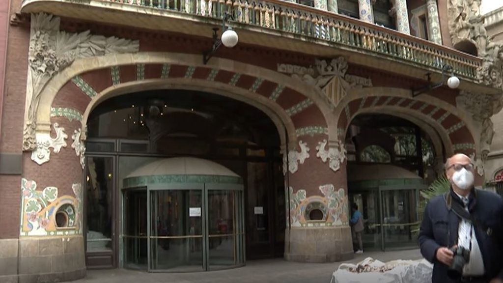 El Palau de la Música condena el ataque a su fachada: rompen a pedradas su vidriera "histórica"