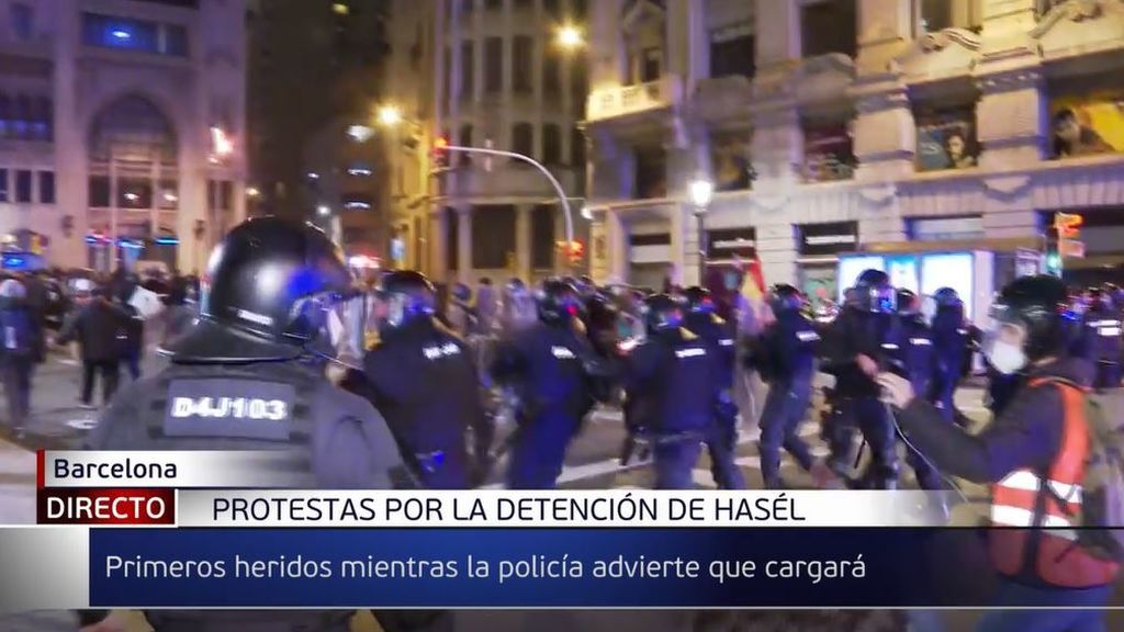 Sexta noche de protestas por Pablo Hasel en Cataluña: los manifestantes de Barcelona tiran objetos a la Jefatura de Policía