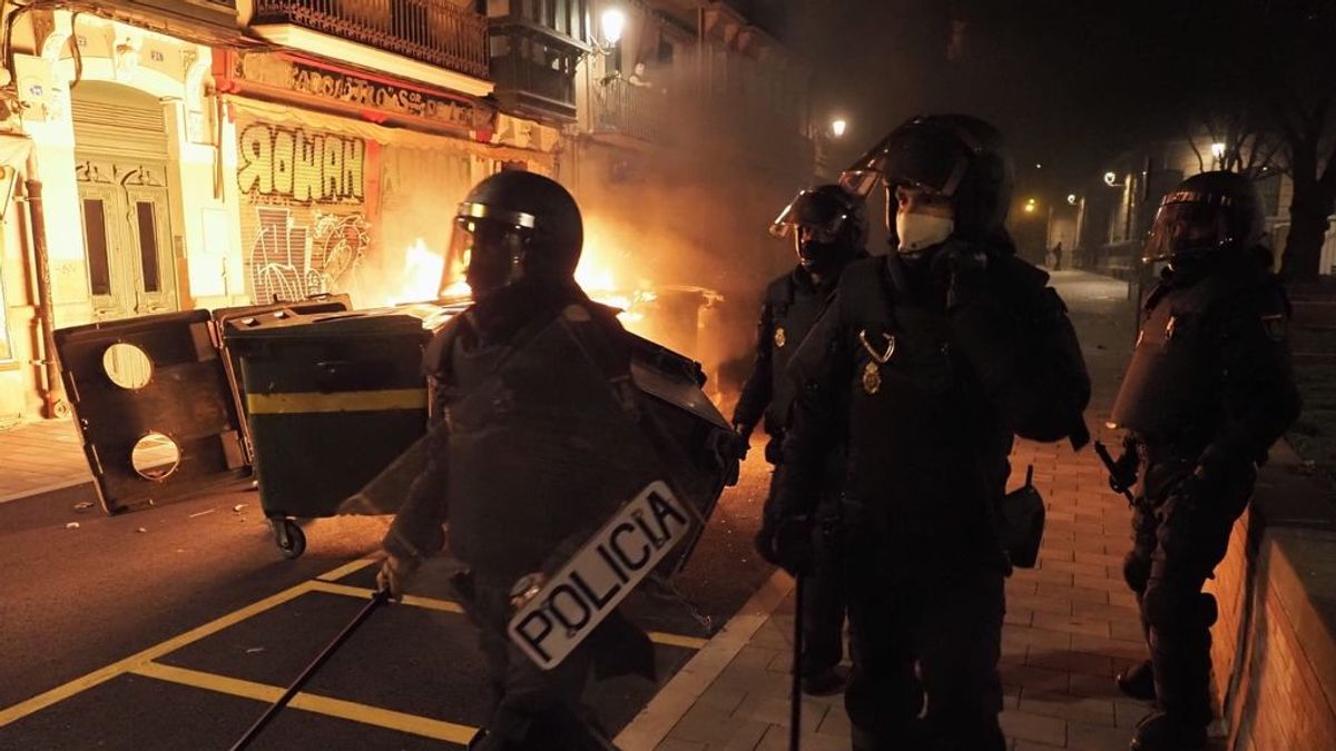 Dos detenidos y tres policías heridos leves en las protestas en apoyo a Hasel en Pamplona