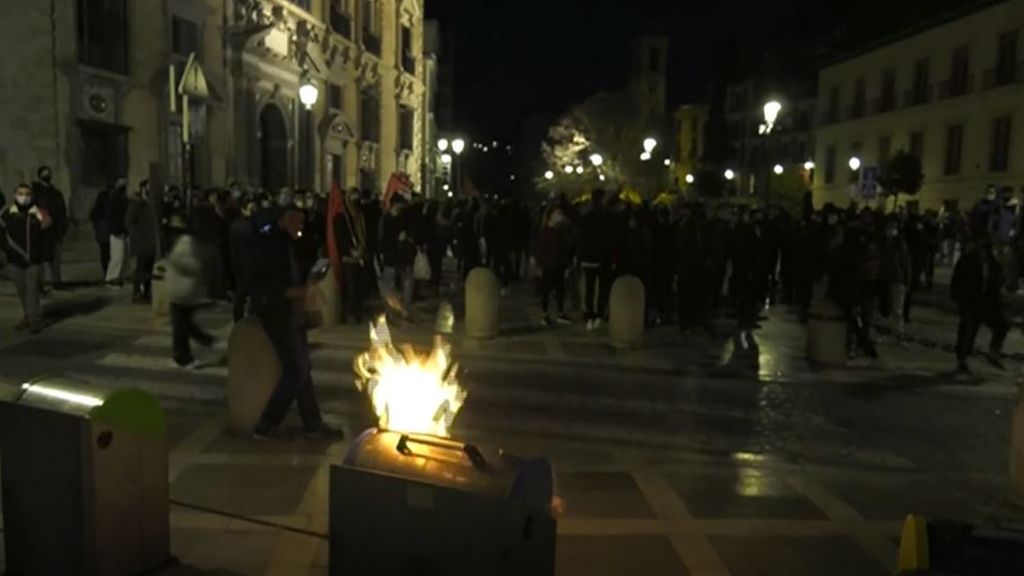 Los altercados con quema de contenedores en Granada se saldan con dos detenidos