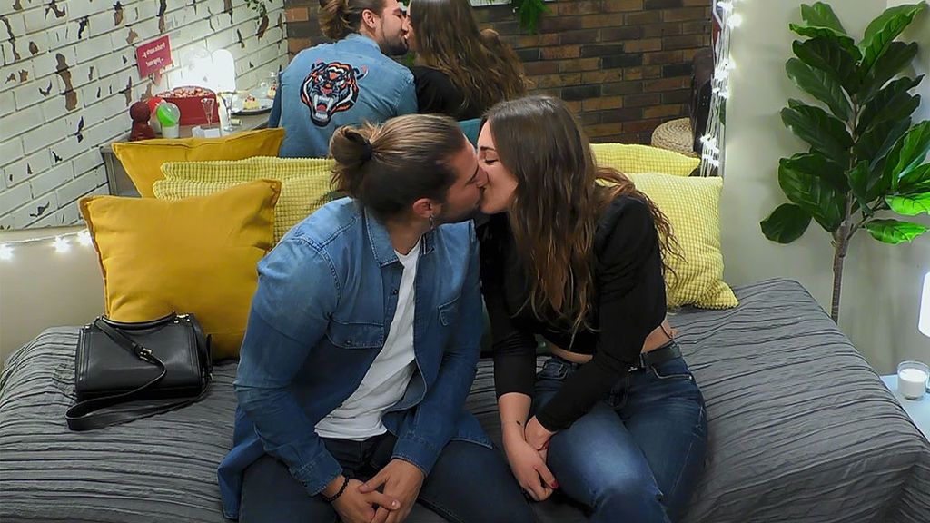 Edison y Jennifer besándose en el programa 'First Dates'