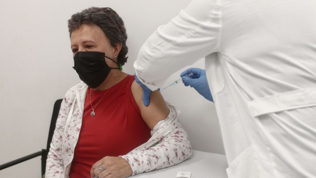 Madrid contratará sanitarios jubilados para poner vacunas contra la covid-19 Madrid contratará sanitarios jubilados para poner vacunas contra la covid-19