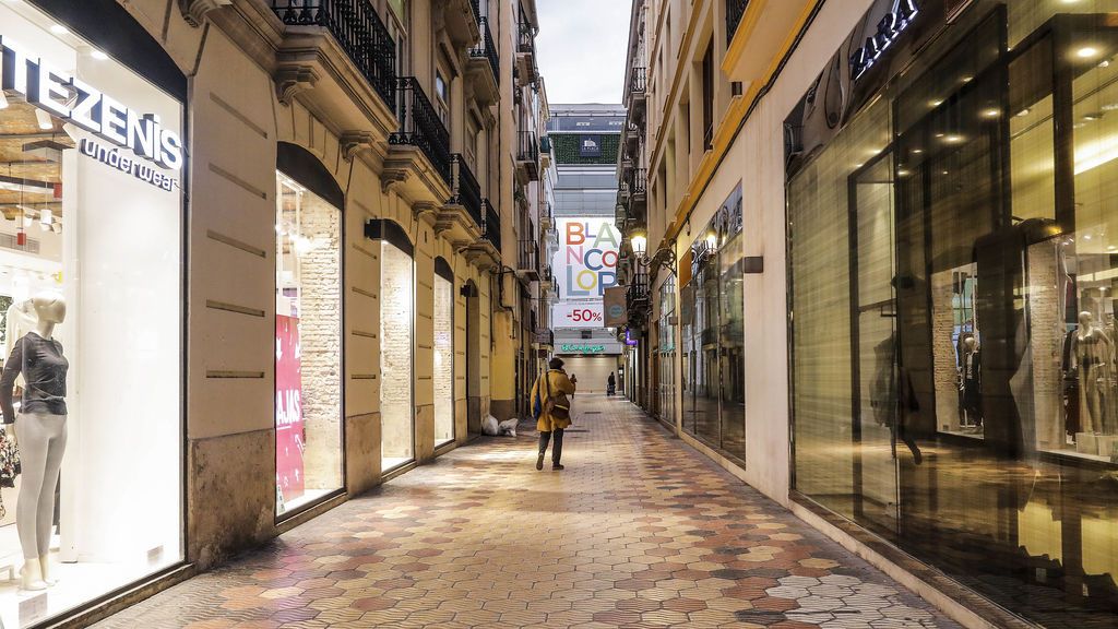 Calle de Valencia con los establecimientos cerrados por las restricciones del covid Calle de Valencia con los establecimientos cerrados por las restricciones del covid