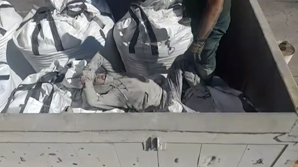 Rescatan 'in extemis' a un inmigrante en Melilla oculto en un saco de cenizas tóxicas: "Estaba dormido"