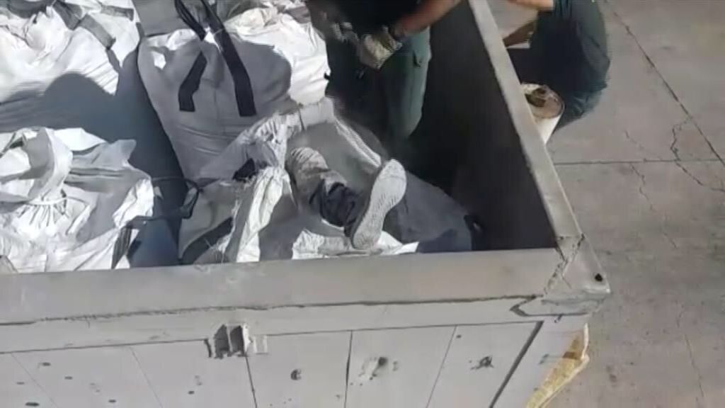 Descubren a un inmigrante oculto dentro de un saco de cemento