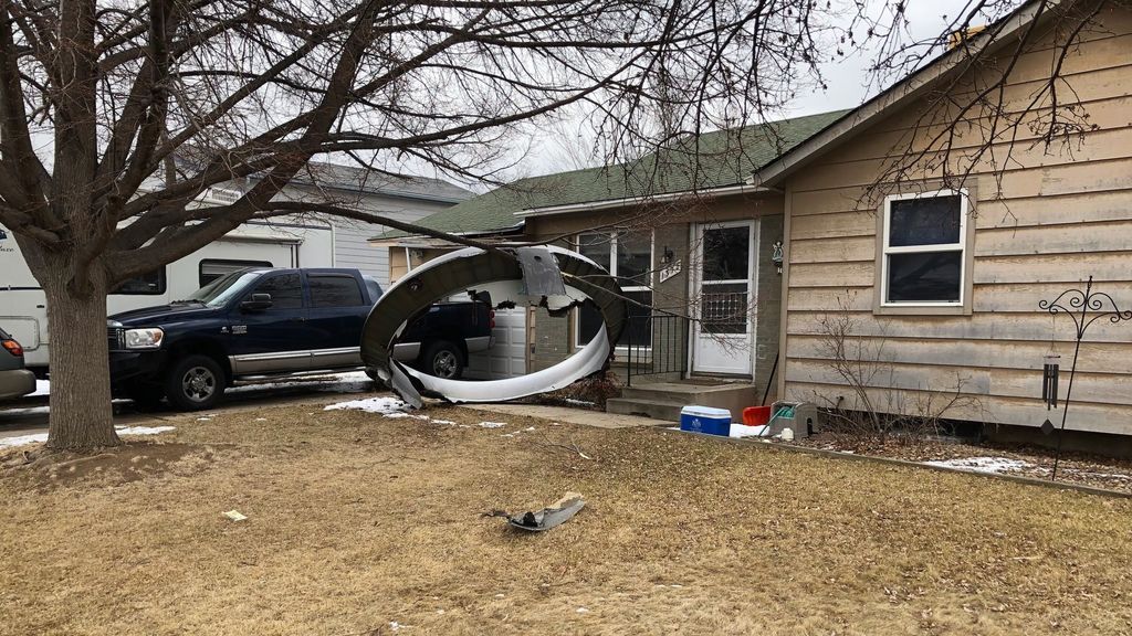 Partes del motor del avión que cayeron en Denver