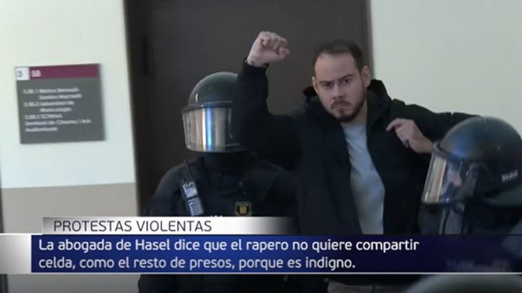 Pablo Hasél rechaza condenar los asaltos a comercios y sólo denuncia la "violencia" policial, dice su abogada