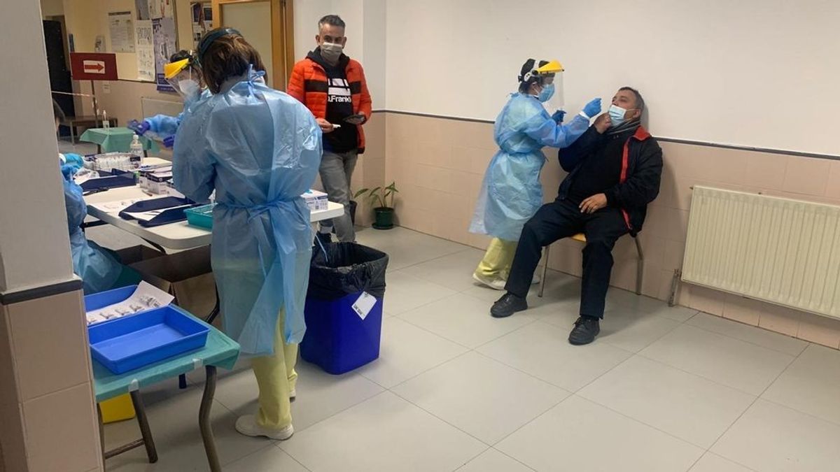 España mantiene a la baja la curva de casos de coronavirus España mantiene a la baja la curva de casos de coronavirus