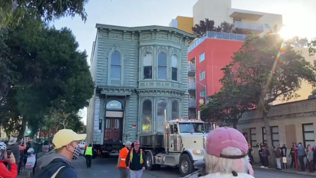 Moving with the house in tow: a San Francisco neighbor moves his house en bloc