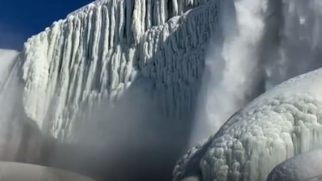 Las cataratas del Niágara se cubren de una manto blanco helado