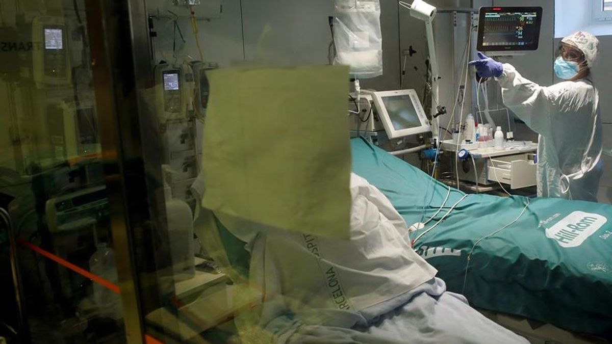 Profesionales sanitarios trabajan en una de las UCI del Hospital Clínic de Barcelona para pacientes covid