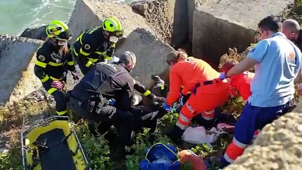 Un momento del rescate de la accidentada