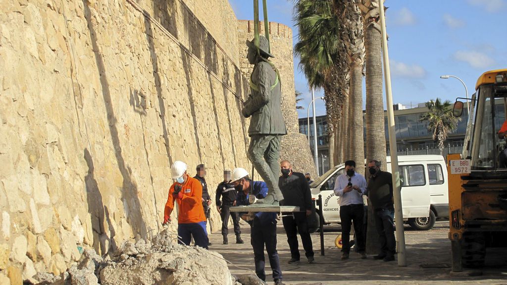 Melilla retira la última estatua de Franco que quedaba en España Melilla retira la última estatua de Franco que quedaba en España