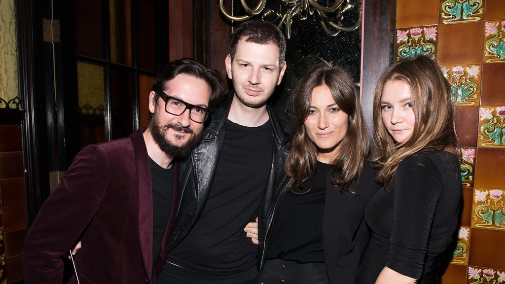 Anna Sorokin (a la derecha) en una fiesta de Nueva York