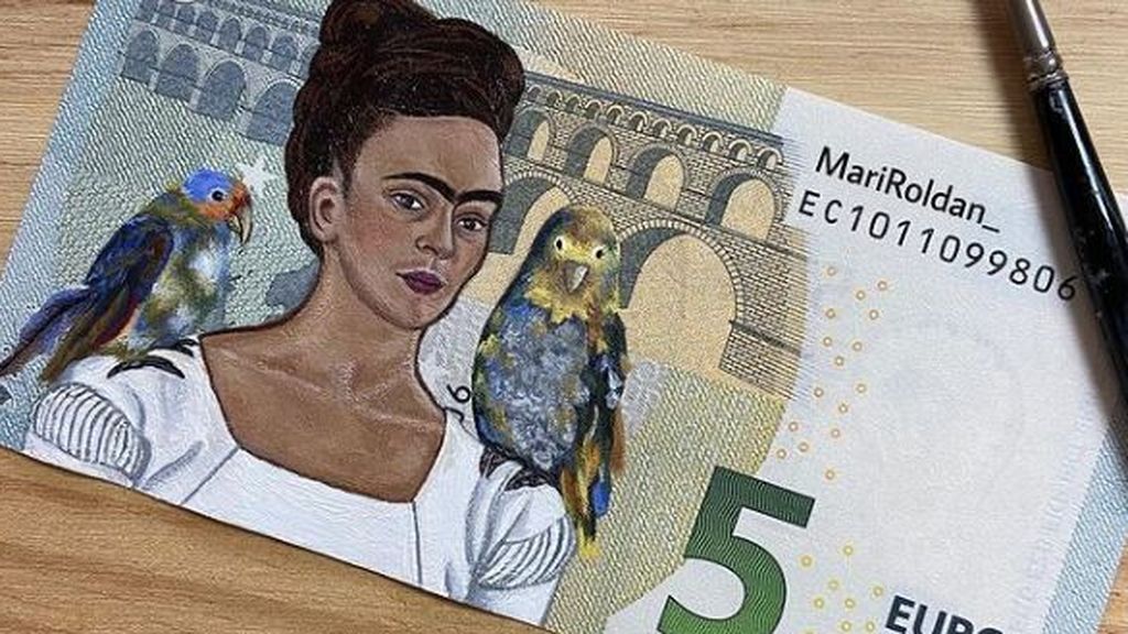 Cómo convierte los billetes en arte