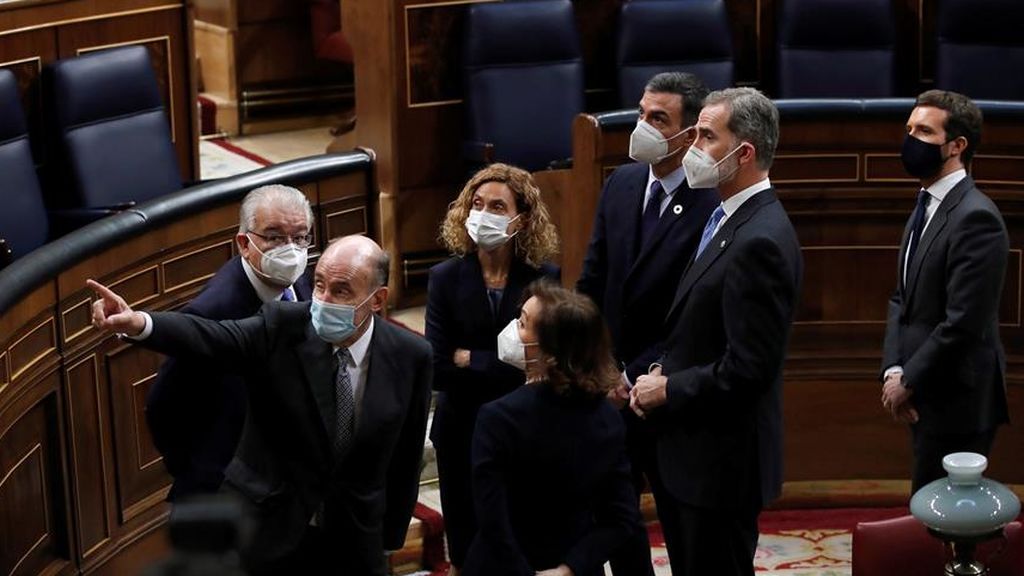 Uno de los padres de la Constitución, Miquel Roca, explica al rey y al resto de autoridades como fue la entrada de los golpistas del 23-F en el Congreso