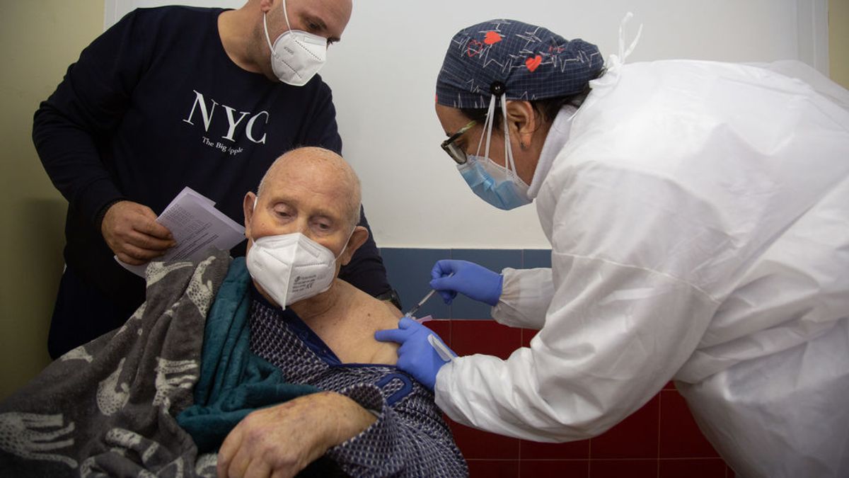 Expertos de EEUU recomiendan priorizar la vacunación masiva de mayores con una primera dosis y aplazar la segunda Expertos de EEUU recomiendan priorizar la vacunación masiva de mayores con una primera dosis y aplazar la segunda