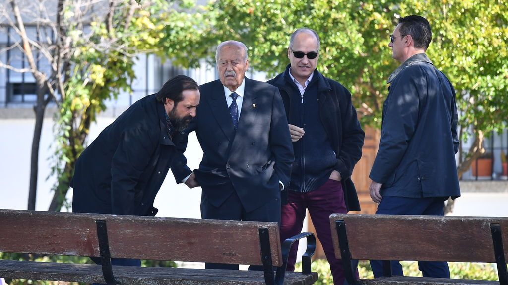 Antonio Tejero  en el Cementerio de Mingorrubio en la exhumación de Franco