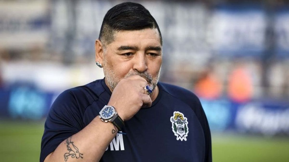 Un médico intentó robar dinero a Maradona mientras se despertaba de la operación cerebral: "Sal de acá rata"