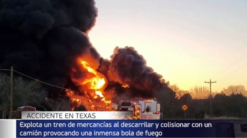 Brutal accidente ferroviario en Texas: un tren choca contra un camión y genera una inmensa bola de fuego