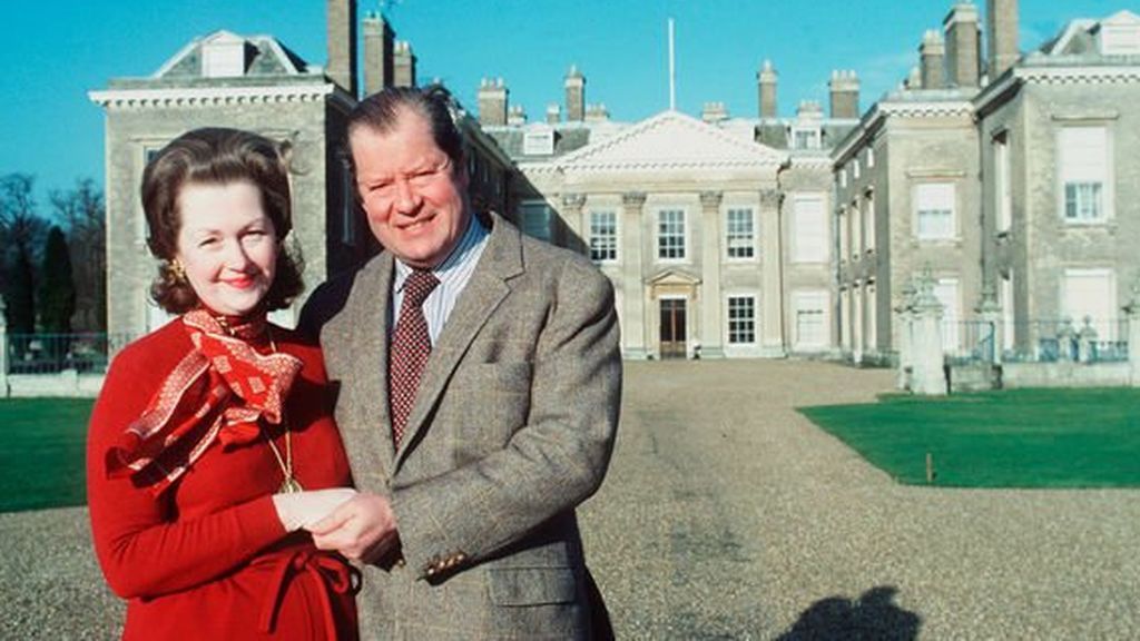 A principios de los 90, John Spencer falleció y comenzó a mejorar la relación con Diana y Charles.