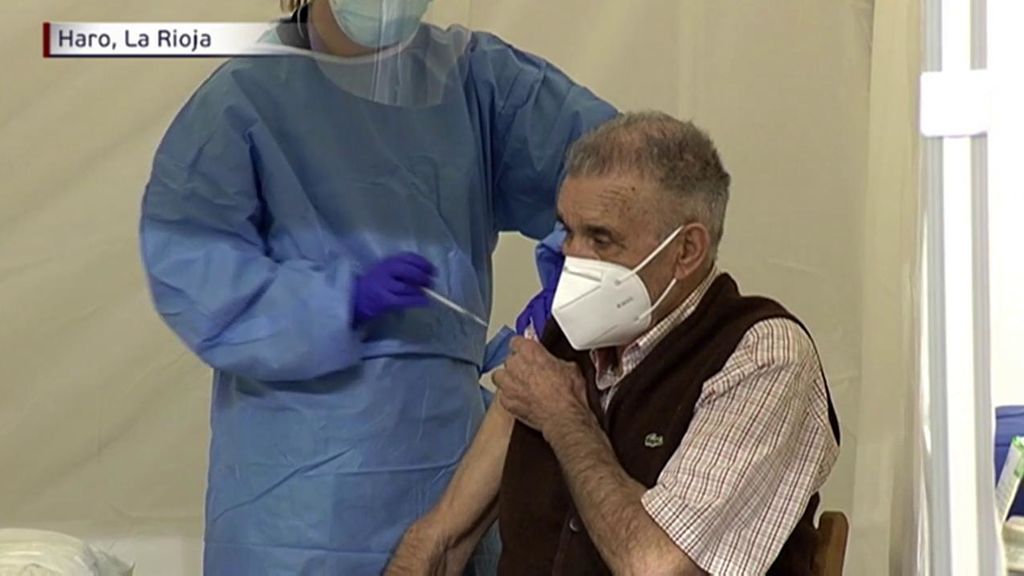 Comienza la vacunación de los mayores de 80 años en Madrid: ¿cómo se ponen en contacto y dónde acudir?