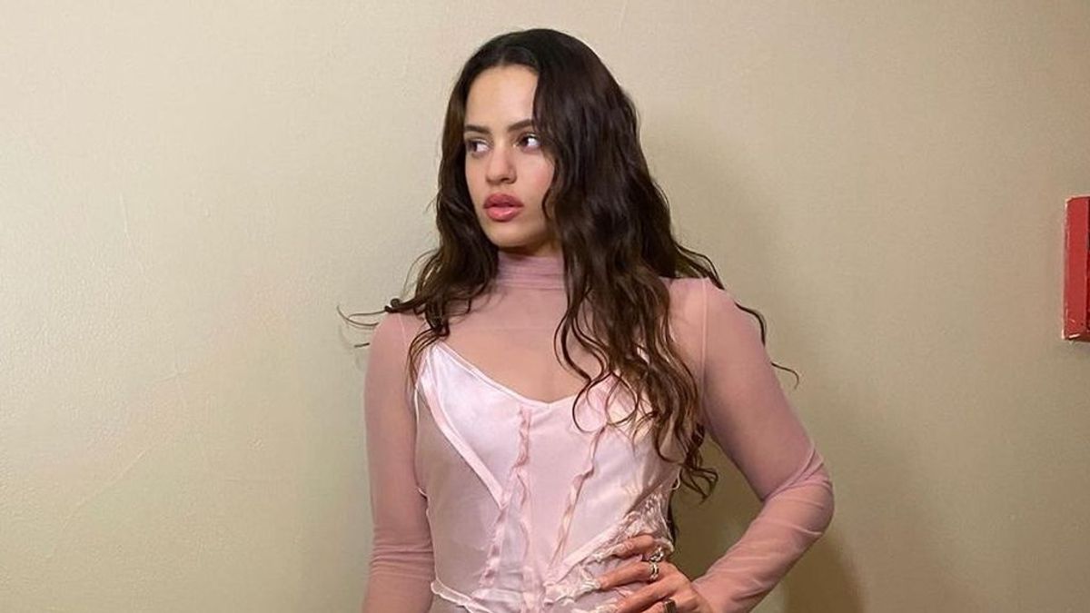 La diseñadora que está detrás del vestido lencero de Rosalía en 'SNL': de criarse en el campo israelí a conquistar a Kim Kardhasian
