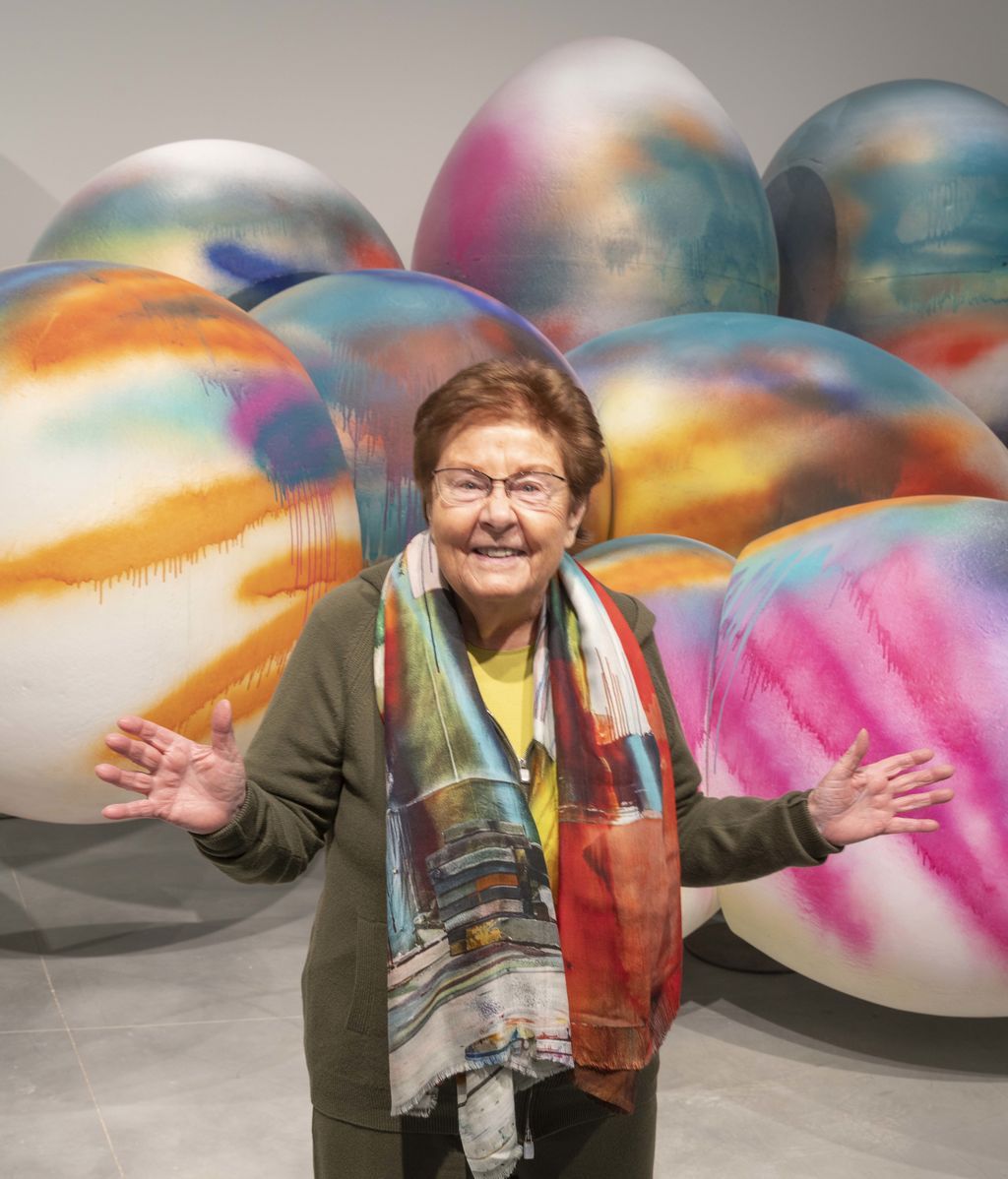 Helga de Alvear ante una de sus obras