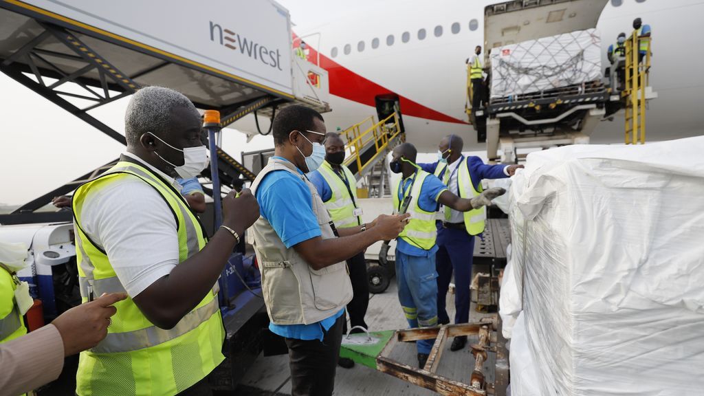 Ghana recibe las primeras dosis entregadas por el programa COVAX para combatir la pandemia Ghana recibe las primeras dosis entregadas por el programa COVAX para combatir la pandemia