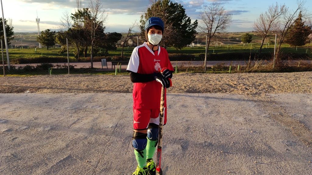 Gonzalo preparado para jugar al hockey