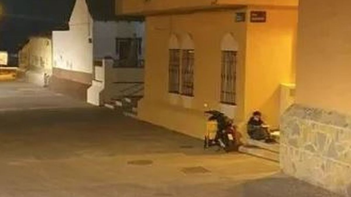 El repartidor que estudia a la luz de una farola: “Llevo siempre los apuntes para aprovechar entre pedido y pedido” El repartidor que estudia a la luz de una farola: “Llevo siempre los apuntes para aprovechar entre pedido y pedido”